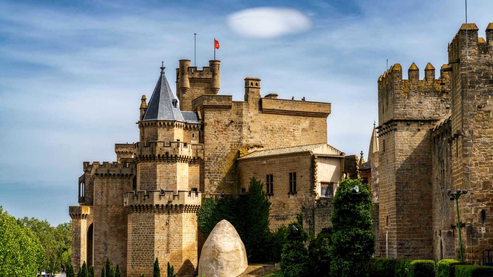 Самый впечатляющий замок Испании по мнению туристических экспертов: это не Алькасар в Сеговии.