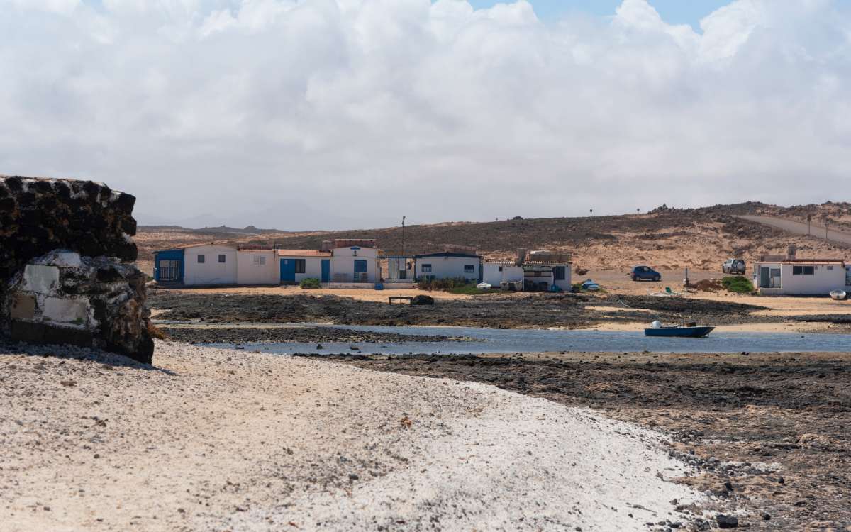 The town of Majanicho seen from the 'popcorn beach'.