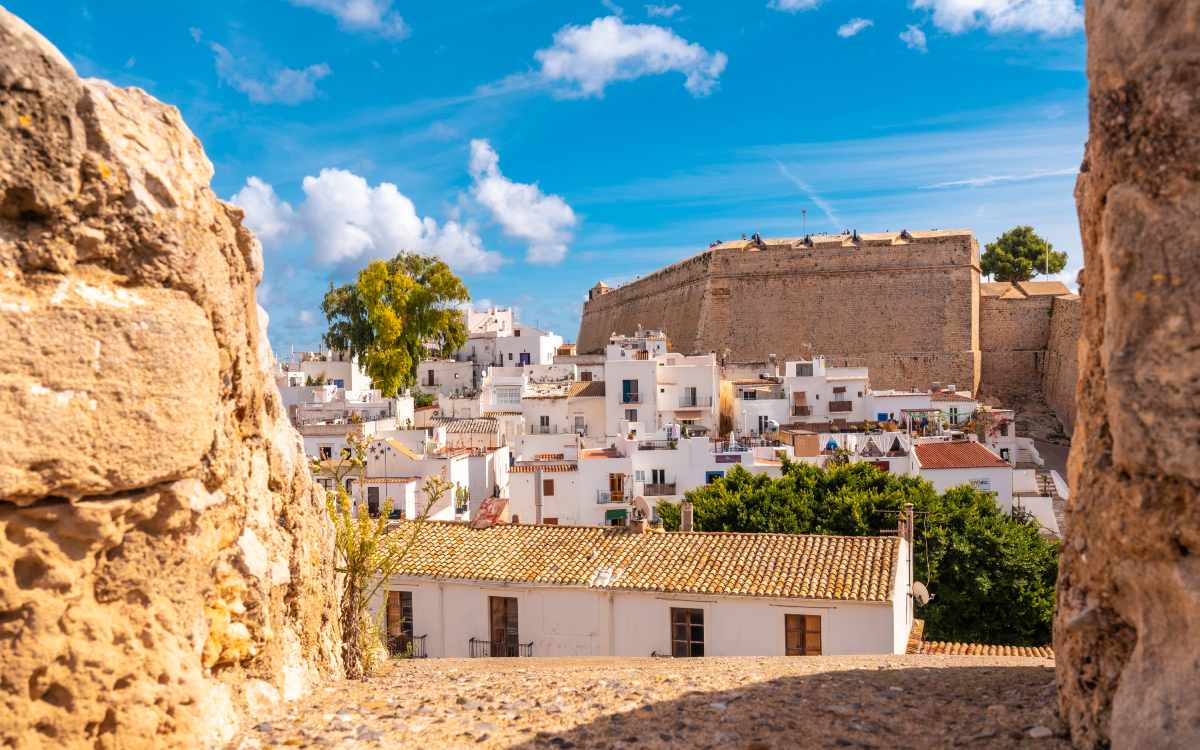 Как погрузиться в яркий город Ибица