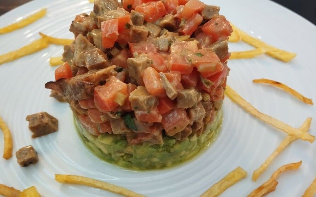 Steak tartar with seitan, guacamole and tomate
