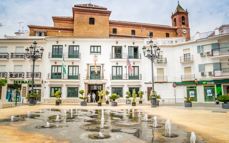 Iglesia de Torrox de fondo