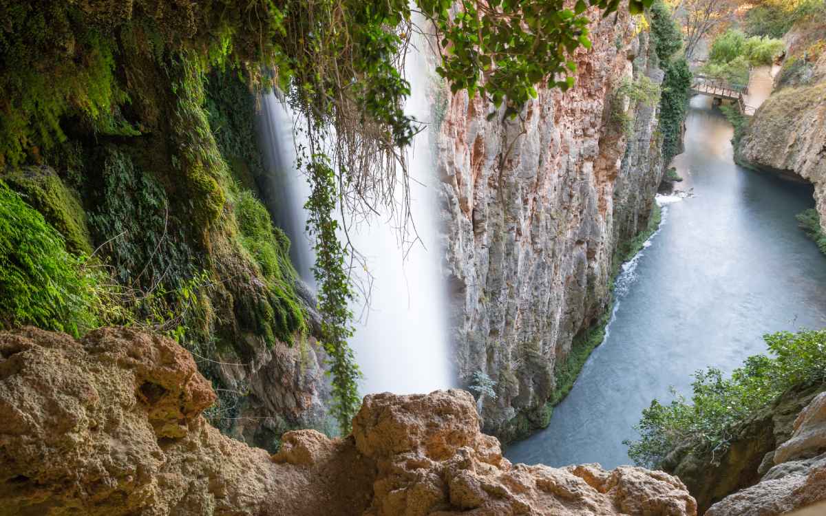 Cola de Caballo waterfall from the inside.