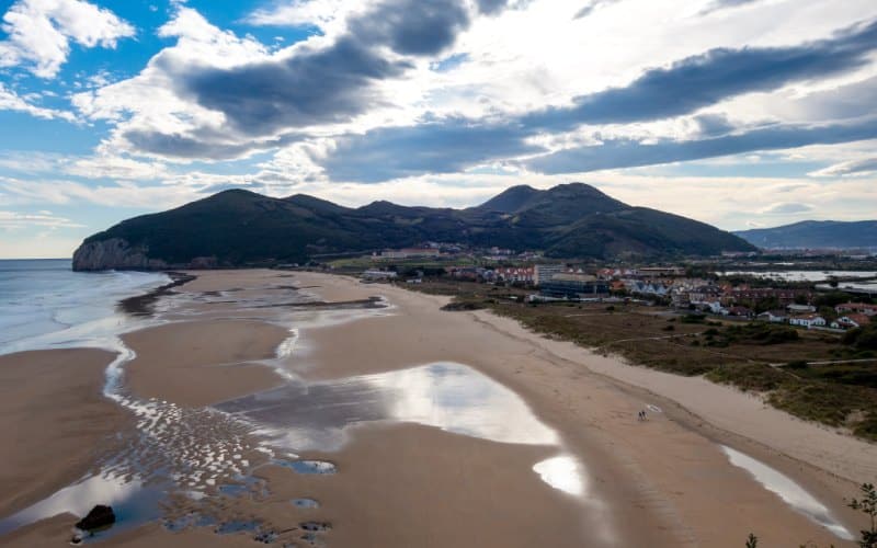 Panorámica de la playa de Berria en Santoña