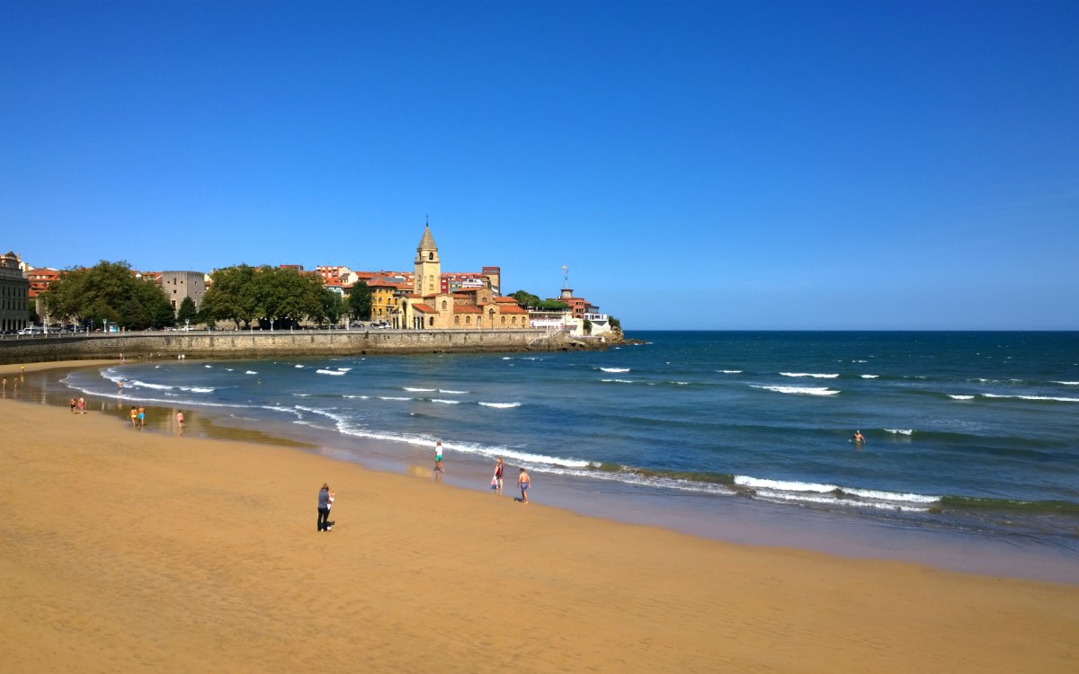 San Lorenzo Beach in Gijón.