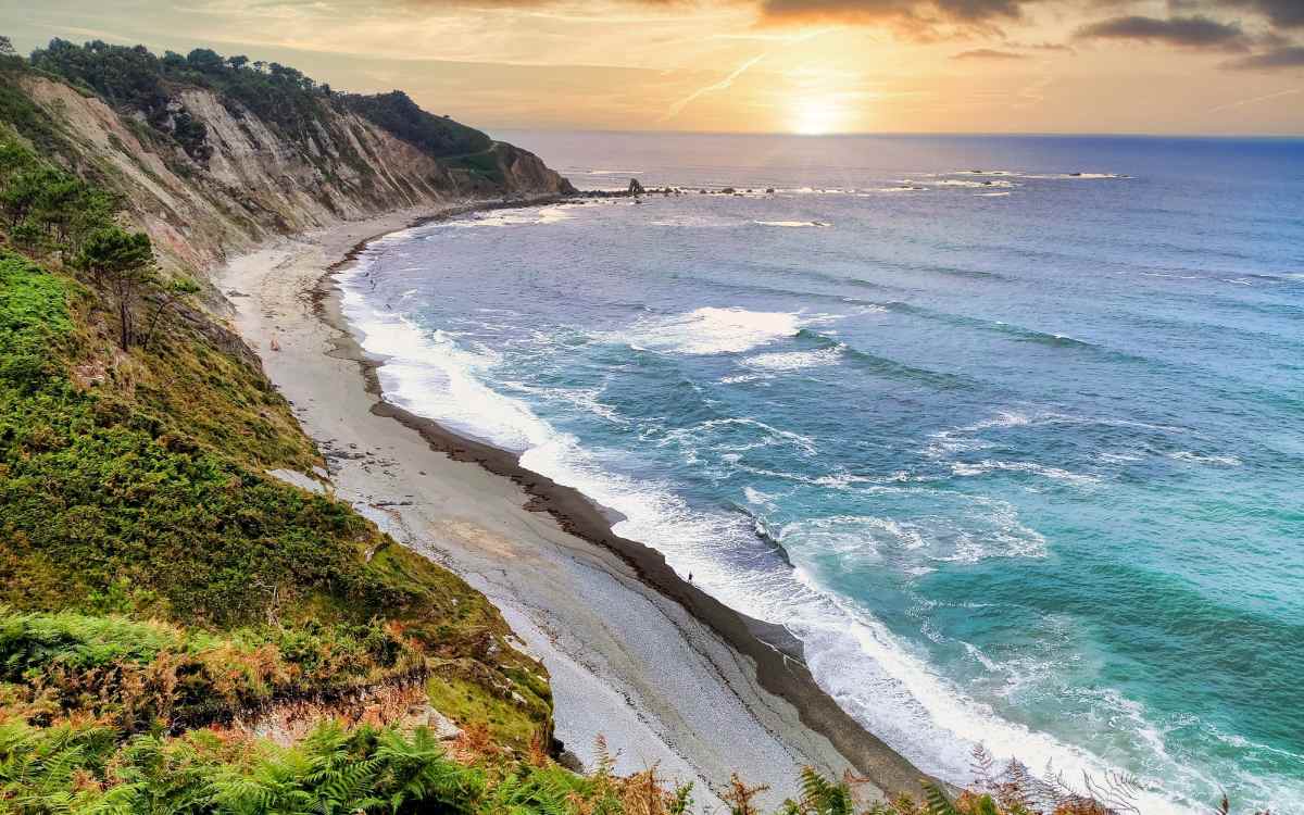 Тихий пляж с пресноводными водопадами