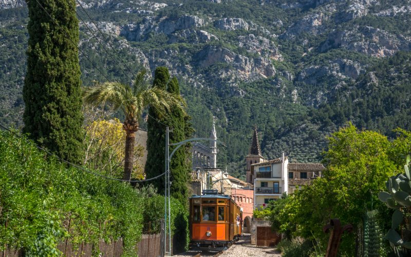 El tren de Sóller atraviesa la Serra de Tramuntana