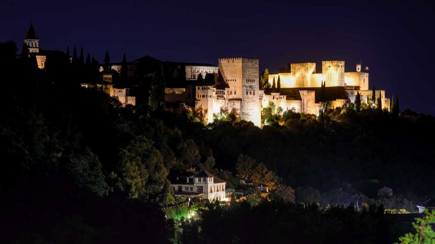 Spain’s most beautiful city at night. | Freepik