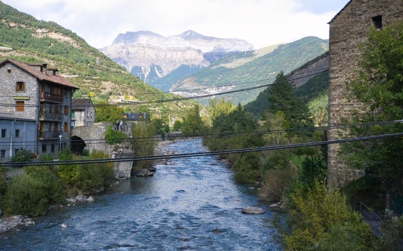 Брото, камень и вода у подножия Пиренеев