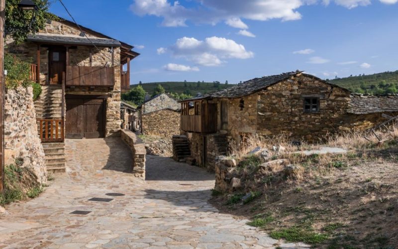 The stony hamlet of mountainous Santa Cruz de los Cuérragos