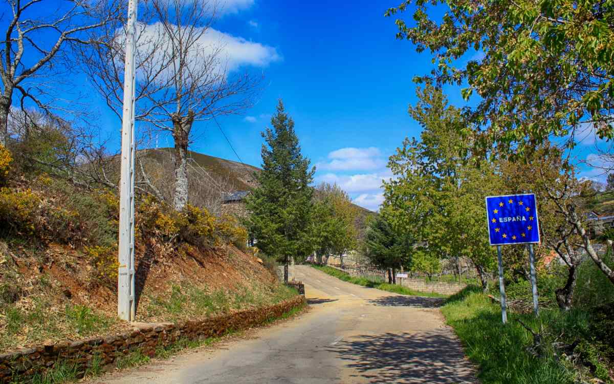 The village is divided by this frontier.